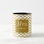 Yellow White Zickzack Chic Mrs. Wedding Zweifarbige Tasse (Mittel)