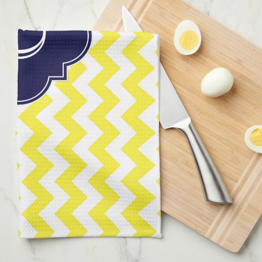 Yellow WhZickzack Navy Blue Quatrefoil Monogramm Geschirrtuch (Viertel Falte)