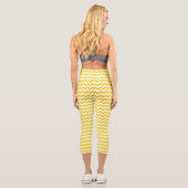 Yellow Zigzag, gelb Zickzack, geometrisches Muster Capri Leggings (Rückseite)