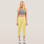 Yellow Zigzag, gelb Zickzack, geometrisches Muster Capri Leggings (Vorderseite)