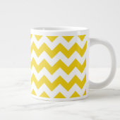 Yellow Zigzag, gelb Zickzack, geometrisches Muster Jumbo-Tasse (Rechts)
