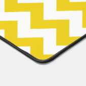Yellow Zigzag, gelb Zickzack, geometrisches Muster Schreibtischunterlage (Ecke)