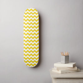 Yellow Zigzag, gelb Zickzack, geometrisches Muster Skateboard