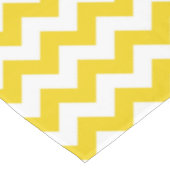 Yellow Zigzag, gelb Zickzack, geometrisches Muster Tischdecke (Schrägansicht)
