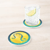 Yellow Zodiac Sign Leo auf Aquamarinem Sternenhimm Getränkeuntersetzer (Seite)