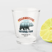 Yellowstone Bear – Cheers to the Great Outdoors Schnapsglas (Vorderseite)