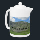 Yellowstone Foto Valle Landschaft Nationalpark<br><div class="desc">Dieses Yellowstone Nationalpark Teapot besticht durch eine der vielen schönen und abwechslungsreichen Landschaften dieses riesigen Nationalparks. Das üppig grüne Gras füllt das Tal und ist gerahmt mit den Bergen, die von wolkengepunktetem blauen Himmel überragt sind. Die wunderschönen Berge bilden den Hintergrund für den "Yellowstone Nationalpark", der nach Wunsch angepasst oder...</div>