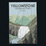 Yellowstone Nationalpark Gibbon Falls Vintag Geschirrtuch<br><div class="desc">Yellowstone Wald Vektorgrafik Design. Der Park verfügt über dramatische Schluchten,  alpine Flüsse,  üppige Wälder,  heiße Quellen und wilde Geysire,  einschließlich seiner berühmtesten,  Alten Treue.</div>