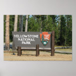 Yellowstone Nationalpark, signe, Wyoming, U.S. Poster<br><div class="desc">Hochauflösende Fotografie des Begrüßungszeichens im Yellowstone Nationalpark. Besuchen Sie Zazzle Shop Carolina Foto To Go für andere Fotografie und Produkte.</div>