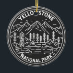 Yellowstone Nationalpark Vintag Monoline Keramik Ornament<br><div class="desc">Yellowstone Wald Vektorgrafik Design. Der Park verfügt über dramatische Schluchten,  alpine Flüsse,  üppige Wälder,  heiße Quellen und wilde Geysire,  einschließlich seiner berühmtesten,  Alten Treue.</div>