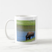 Yellowstone Wild Buffalo im Teich Kaffeetasse (Links)