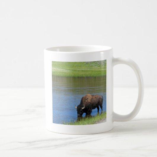 Yellowstone Wild Buffalo im Teich Kaffeetasse (Rechts)