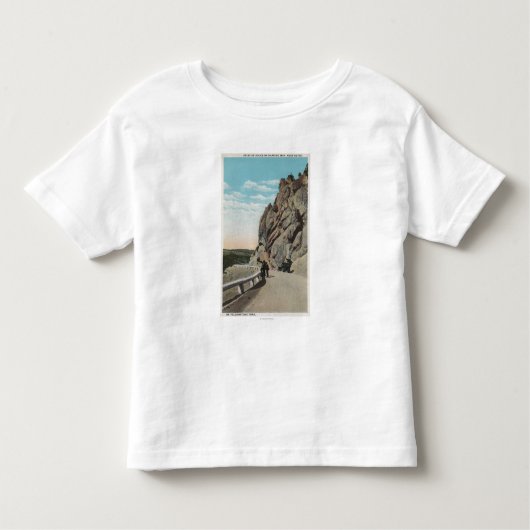 Yellowstone, WYVacationers, altes Auto, nahe Kleinkind T-shirt (Vorderseite)
