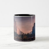 Yemite Nationalpark California bei Sonnenaufgang Zweifarbige Tasse (Mittel)