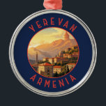 Yerevan Armenia Retro Distressed Circle Ornament Aus Metall<br><div class="desc">Yerevan Retro Vektor Reise Design. Jerewan,  die armenische Hauptstadt,  ist von einer großen sowjetischen Architektur geprägt.</div>