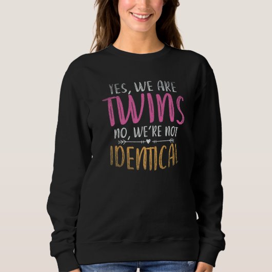 Yes We Are Twins No We Are Not Identical Twins Sweatshirt (Vorderseite)