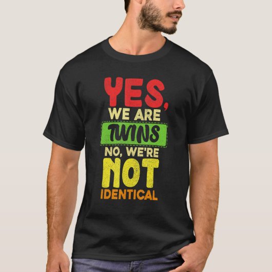 Yes We Are Twins No Were Not Identical Family   Tw T-Shirt (Vorderseite)