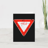 Yield Road Street Sign Funny Sarcastic Distressed Karte (Vorderseite)