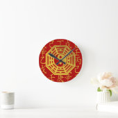 Yin and Yang , bagua and feng shui hieroglyphs Runde Wanduhr (Zuhause)