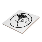 Yin und Yangginkgo-Blätter im threadlike Ring Fliese (Seite)