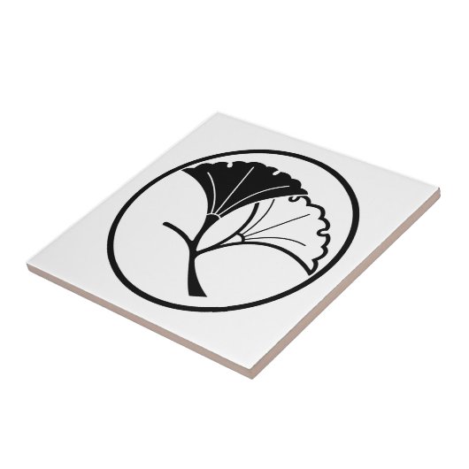 Yin und Yangginkgo-Blätter im threadlike Ring Fliese (Seite)