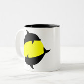 Yin Yand niedliche Delfine auf der Sonne Zweifarbige Tasse (Vorderseite Links)
