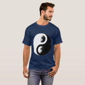 Yin Yang auf dunkelblauem T-Shirt (Vorne ganz)