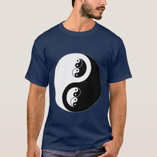 Yin Yang auf dunkelblauem T-Shirt (Vorderseite)