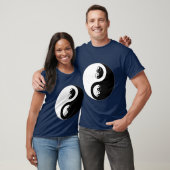 Yin Yang auf dunkelblauem T-Shirt (Unisex)
