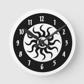Yin Yang Aztec Sun/White und Black Circles Runde Wanduhr