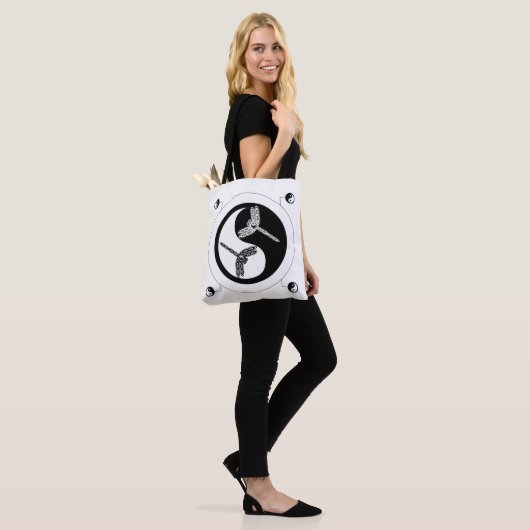 Yin Yang Black and White Abbildung 8 Drachenfliege Tasche (Am Model)