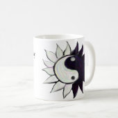 Yin-Yang Blume mit Zitat auf Tasse (VorderseiteRechts)