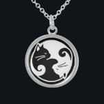 Yin Yang Cat Necklace Sterling Silberkette<br><div class="desc">Diese silberne Halskette von STERLING zeichnet sich durch unser beliebtestes Design aus. Die beiden Katzen bilden ein Yin-Yan-Symbol (oder für manche ein "yingyang"). Du musst kein Katzenliebhaber sein,  um zu sehen,  dass dieses Schmuckstück ein perfektes Geschenk macht!</div>