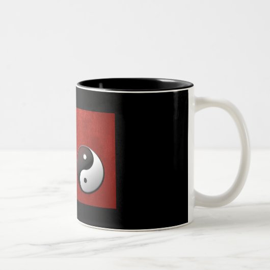 Yin Yang chinesisches Symbol auf rotem Hintergrund Zweifarbige Tasse (Rechts)