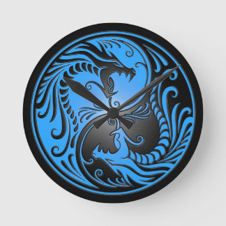 Yin Yang Dragons, blau und schwarz Runde Wanduhr