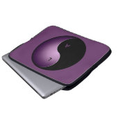 Yin-Yang-Monogramm - lila Laptopschutzhülle (Vorne Knopf)