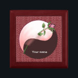 Yin Yang Rote Rose Erinnerungskiste<br><div class="desc">Yin Yang Rote Rose Geschenkboxen, Yin Yang Rose Bekleidung, Yin Yang T - Shirt, Valentine Geschenke von ArtMuvz Illustration. Um PERSONALISIEREN zu können, fügen Sie Ihren Namen hinzu oder fügen Sie stattdessen Text hinzu. Romantische Valentine rote Rose T - Shirt, Bekleidung und Rose Geschenke, Tote Tasche, Tasse für Valentinstag. Einzigartige...</div>