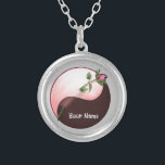 Yin Yang Rote Rose rund Halskette<br><div class="desc">Yin Yang Rote Rose rund Halskette, Rote Rose Bekleidung, Yin Yang T - Shirt, Valentine Geschenke von ArtMuvz Illustration.TO PERSONALIZE Fügen Sie Ihren Namen, oder fügen Sie Text stattdessen. Machen Sie sich mit unseren festlichen Geschenken und romantischen Kleidung zum Valentinstag fertig! Ideal für Valentine Party für Ansammlungen. Egal, welches Budget...</div>