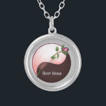 Yin Yang Rote Rose rund Halskette<br><div class="desc">Yin Yang Rote Rose rund Halskette, Rote Rose Bekleidung, Yin Yang T - Shirt, Valentine Geschenke von ArtMuvz Illustration.TO PERSONALIZE Fügen Sie Ihren Namen, oder fügen Sie Text stattdessen. Machen Sie sich mit unseren festlichen Geschenken und romantischen Kleidung zum Valentinstag fertig! Ideal für Valentine Party für Ansammlungen. Egal, welches Budget...</div>