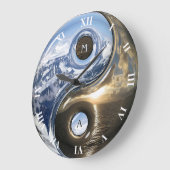 Yin Yang Sea Mountains mit Ihrem Monogramm Große Wanduhr (Winkel)