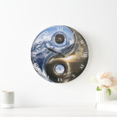 Yin Yang Sea Mountains mit Ihrem Monogramm Große Wanduhr (Zuhause)