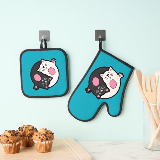 Yin Yang Sleeping Cats In Black And White Ofenhandschuh & Topflappen-Set (Insitu (Hängend))