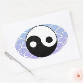 Yin Yang Symbol auf Wave Background Ovaler Aufkleber (Umschlag)