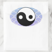 Yin Yang Symbol auf Wave Background Ovaler Aufkleber (Tasche)