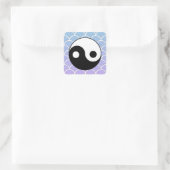 Yin Yang Symbol auf Wave Background Quadratischer Aufkleber (Tasche)