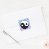 Yin Yang Symbol auf Wave Background Quadratischer Aufkleber (Umschlag)