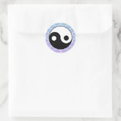Yin Yang Symbol auf Wave Background Runder Aufkleber (Tasche)