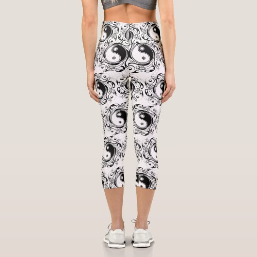 Yin & Yang Symbol Black and White Tattoo Style Capri Leggings (Rückseite)