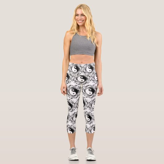 Yin & Yang Symbol Black and White Tattoo Style Capri Leggings (Vorderseite)