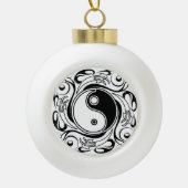 Yin & Yang Symbol Black and White Tattoo Style Keramik Kugel-Ornament (Vorderseite)